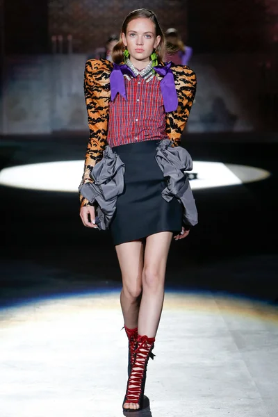 Look 16